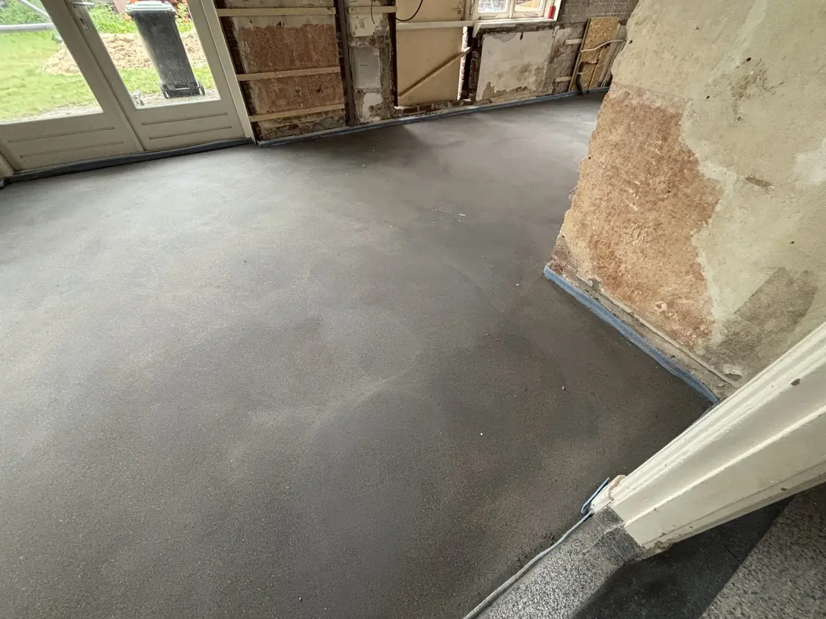 Zandcement dekvloer smeren