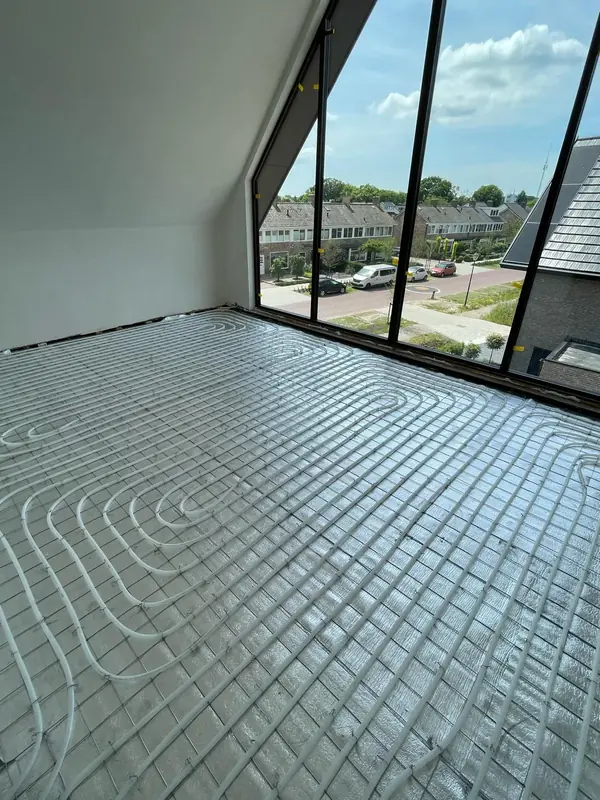 Vloerverwarmingsbuizen strak gelegd in een woning